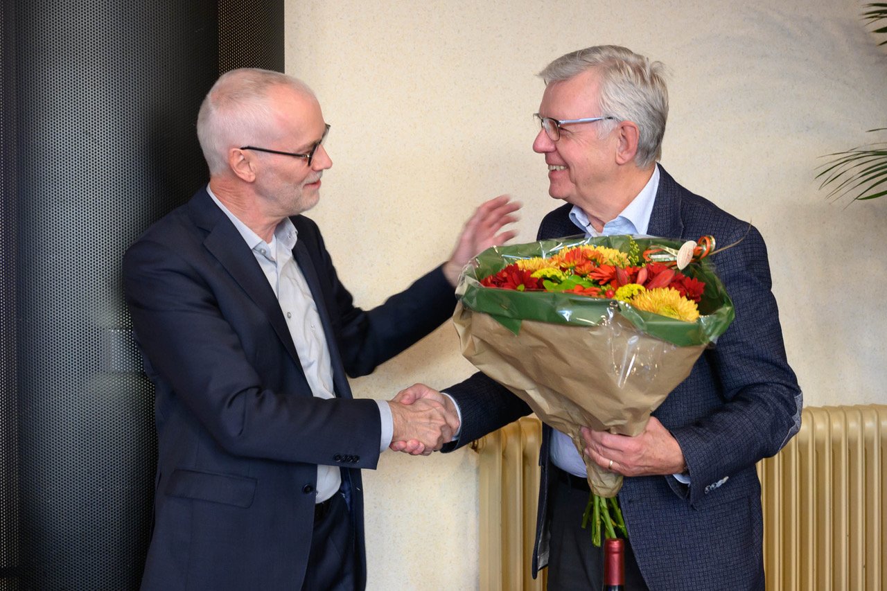 harry Sikkend krijgt bloemen